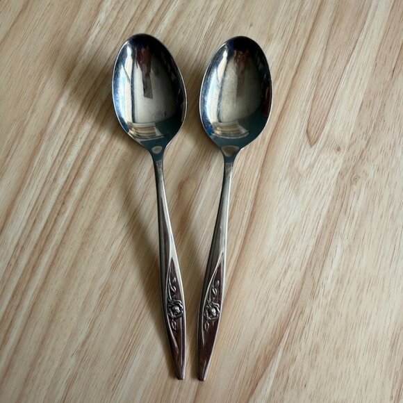2 Vintage Lasting Rose Soup Spoons Oneida OneidaCraft Deluxe Stainless Flatware - Picture 1 of 6